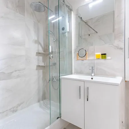 Апартаменты Sunny & Stylish Centre Living