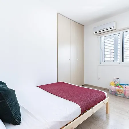 Sunny & Stylish Centre Living