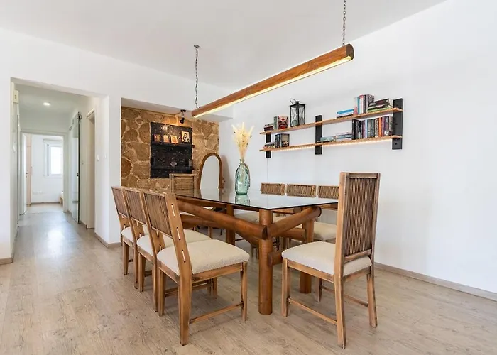 Sunny & Stylish Centre Living